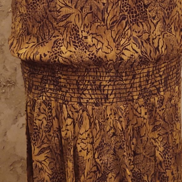 Black Gold Plus Size Blouson Crinkle Pleat Dress with Smock Detail at the Hips - Picture 5 of 6